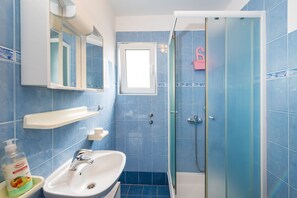 Shower, towels