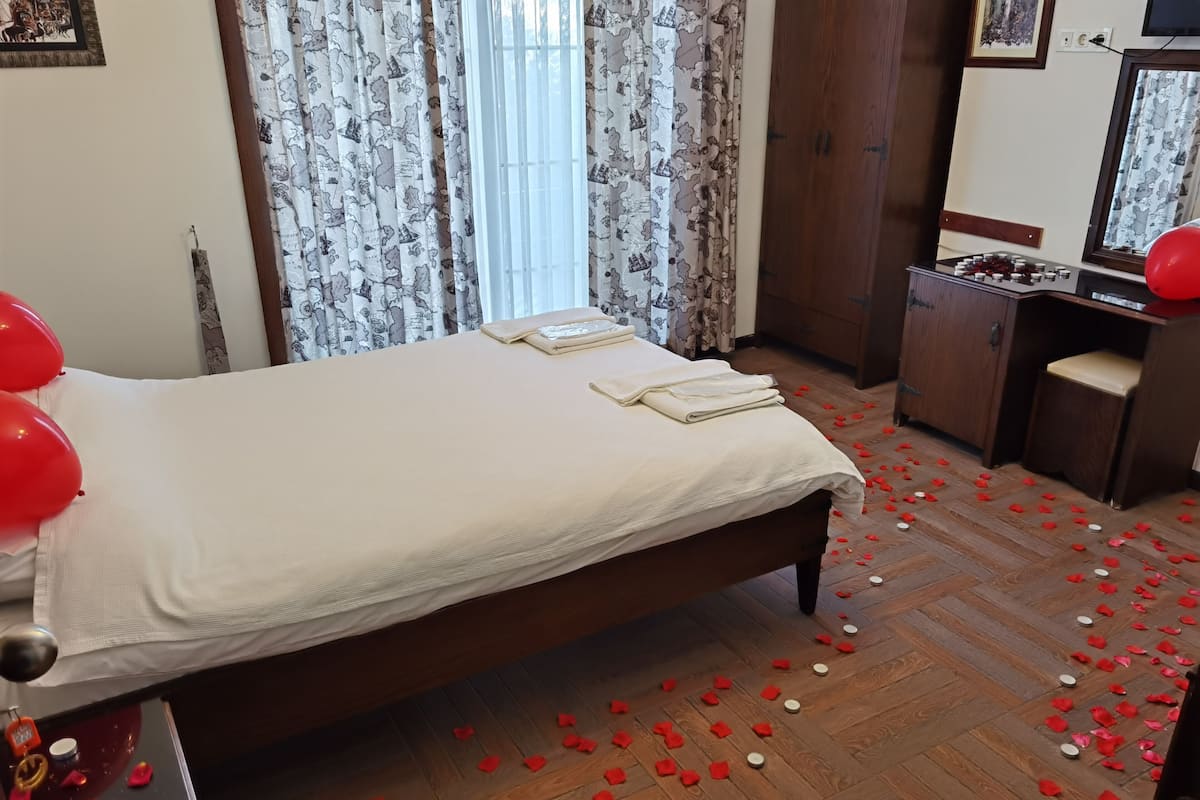 Minibar, laptop workspace, free WiFi, bed sheets