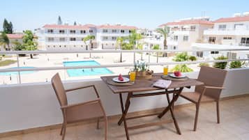 Apartamento Confort, 2 habitaciones, vistas a la piscina | Vistas del balcón
