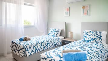 Apartamento Confort, 2 habitaciones, vistas a la piscina | 2 dormitorios, caja fuerte, cortinas opacas y sistema de insonorización