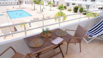 Apartamento Confort, 2 habitaciones, vistas a la piscina | Vistas del balcón