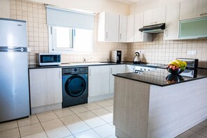 大型冷蔵庫、電子レンジ、オーブン、コンロ