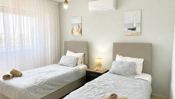 Appartamento Comfort, 2 camere da letto, vista piscina | 2 camere, una cassaforte in camera, tende oscuranti, insonorizzazione
