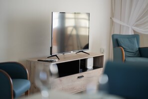 Departamento Confort, 2 habitaciones, vista a la alberca | Sala de estar | Smart TV 