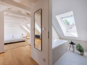 Comfort Room, Bathtub