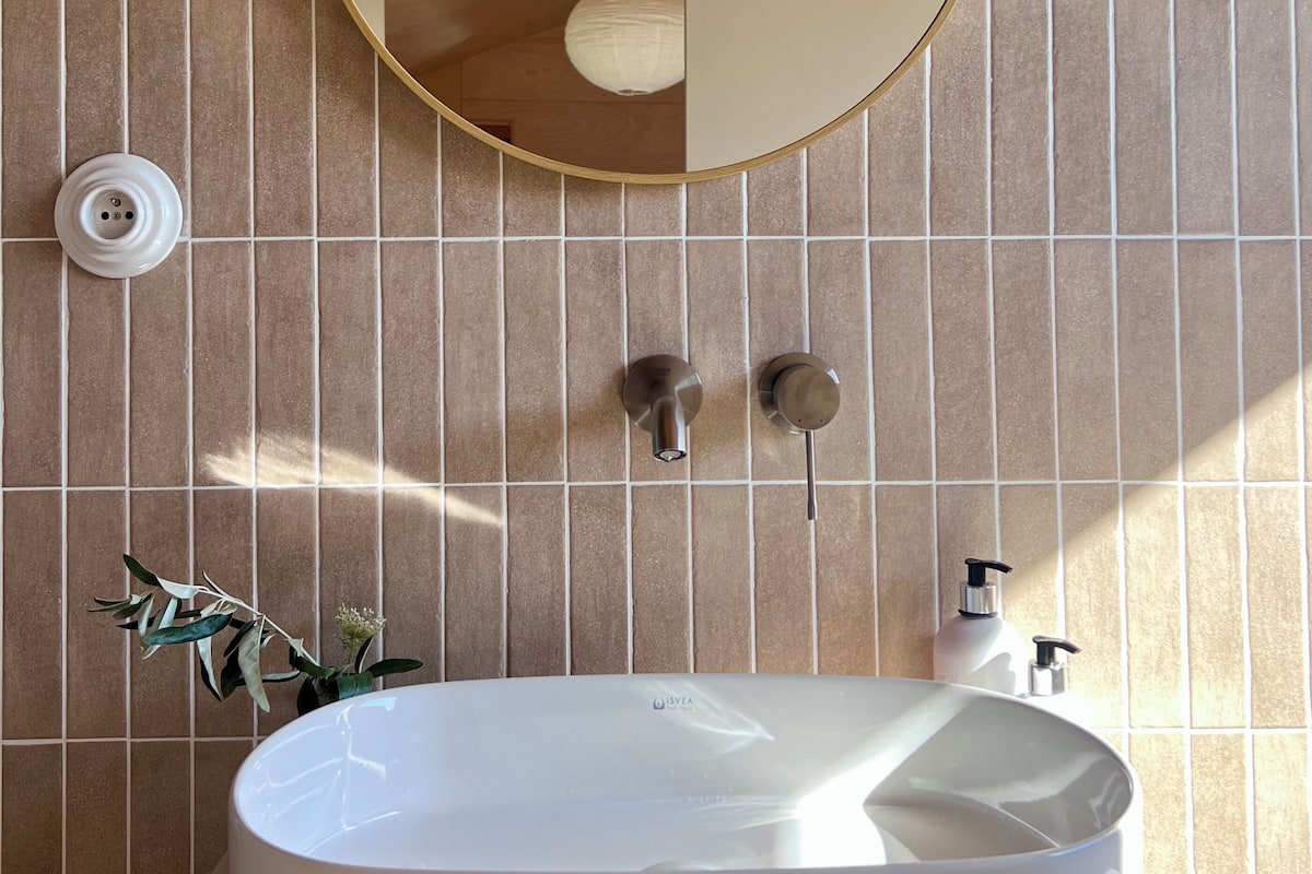 Habitatge mòbil superior, 1 llit de matrimoni gran i sofà llit | 1 dormitori, roba de llit d'alta qualitat i decoració individual