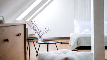 Comfort-Zimmer, Badewanne | Hochwertige Bettwaren, individuell dekoriert, Verdunkelungsvorhänge