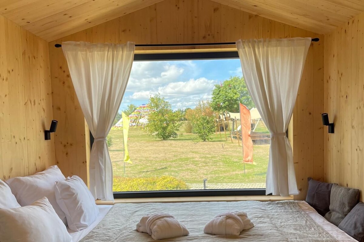 Superior Mobile Home, Garden View | Premium bedding, blackout drapes, soundproofing, WiFi (free)