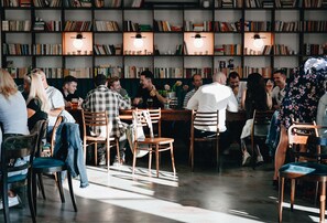 Aamiainen ja lounas; vietnamilainen keittiö, näkymät puutarhaan 