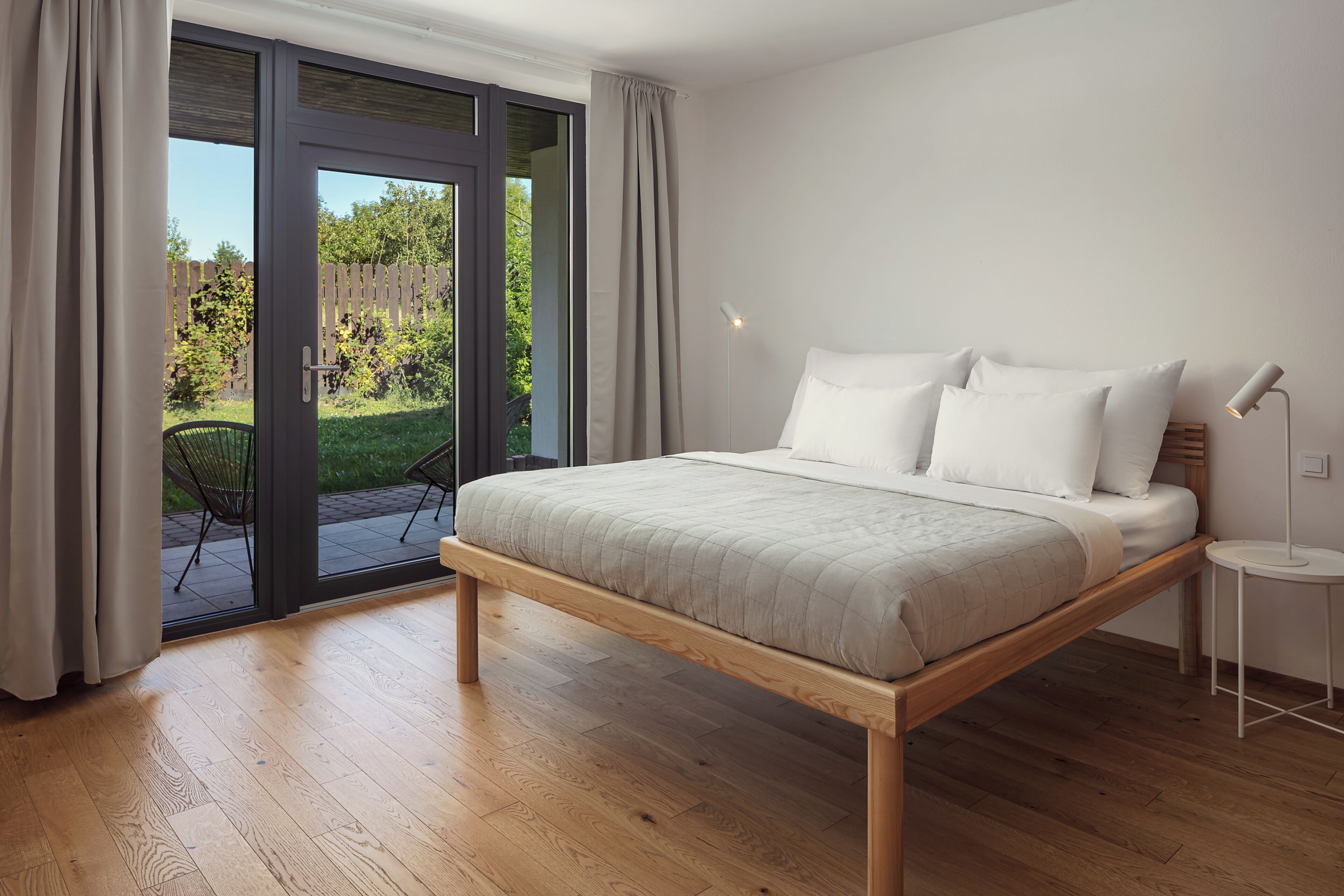 Comfort-huone | Ylelliset vuodevaatteet, yksilöllisesti sisustettu, pimennysverhot