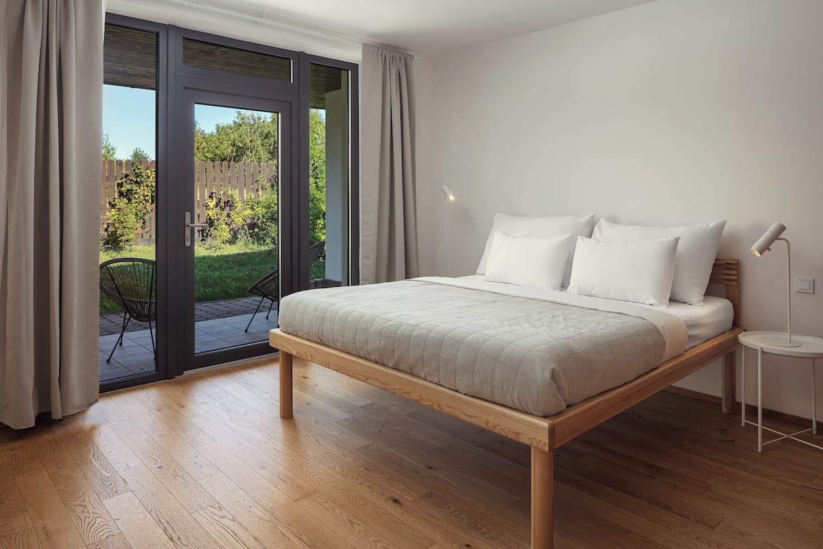 Comfort-huone | Ylelliset vuodevaatteet, yksilöllisesti sisustettu, pimennysverhot