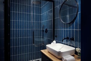 Suite superior, 2 habitaciones | Baño | Secadora de cabello, batas, toallas 