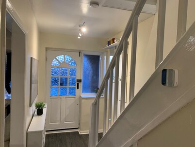 House Sleeps 6 With Garden, Parking