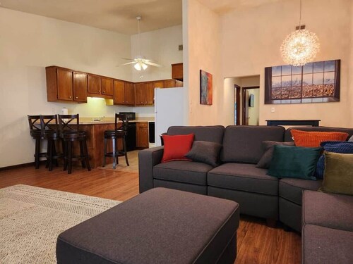 2BR 2BA Only 3 miles to the Capitol Near Park Ave