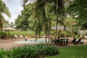 สระว่ายน้ำกลางแจ้ง, ร่มริมสระว่ายน้ำ, เก้าอี้อาบแดดริมสระ