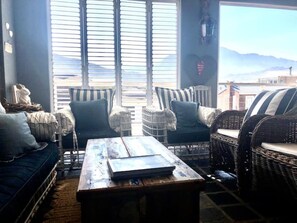 Smart-TV, peis, DVD-spiller og bøker