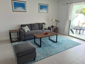Smart TV, books - Tranquil Waterfront Villa ~ steps from the  Beach, with bikes and terrace views (Saint Mary)