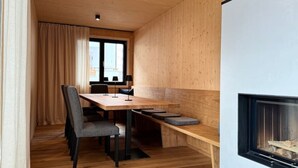 Ein modernes Interieur mit einem Holzespeisetisch, Stühlen und einer integrierten Bank.