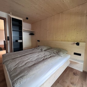 4 bedrooms, in-room safe, desk, iron/ironing board