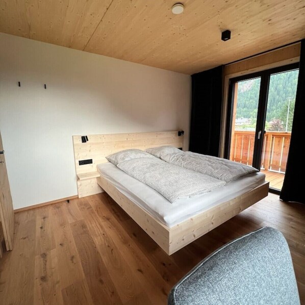 4 bedrooms, in-room safe, desk, iron/ironing board