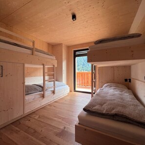 4 bedrooms, in-room safe, desk, iron/ironing board