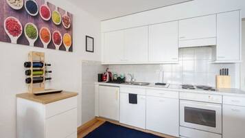 KĂŒhlschrank, Mikrowelle, Ofen, Herdplatte