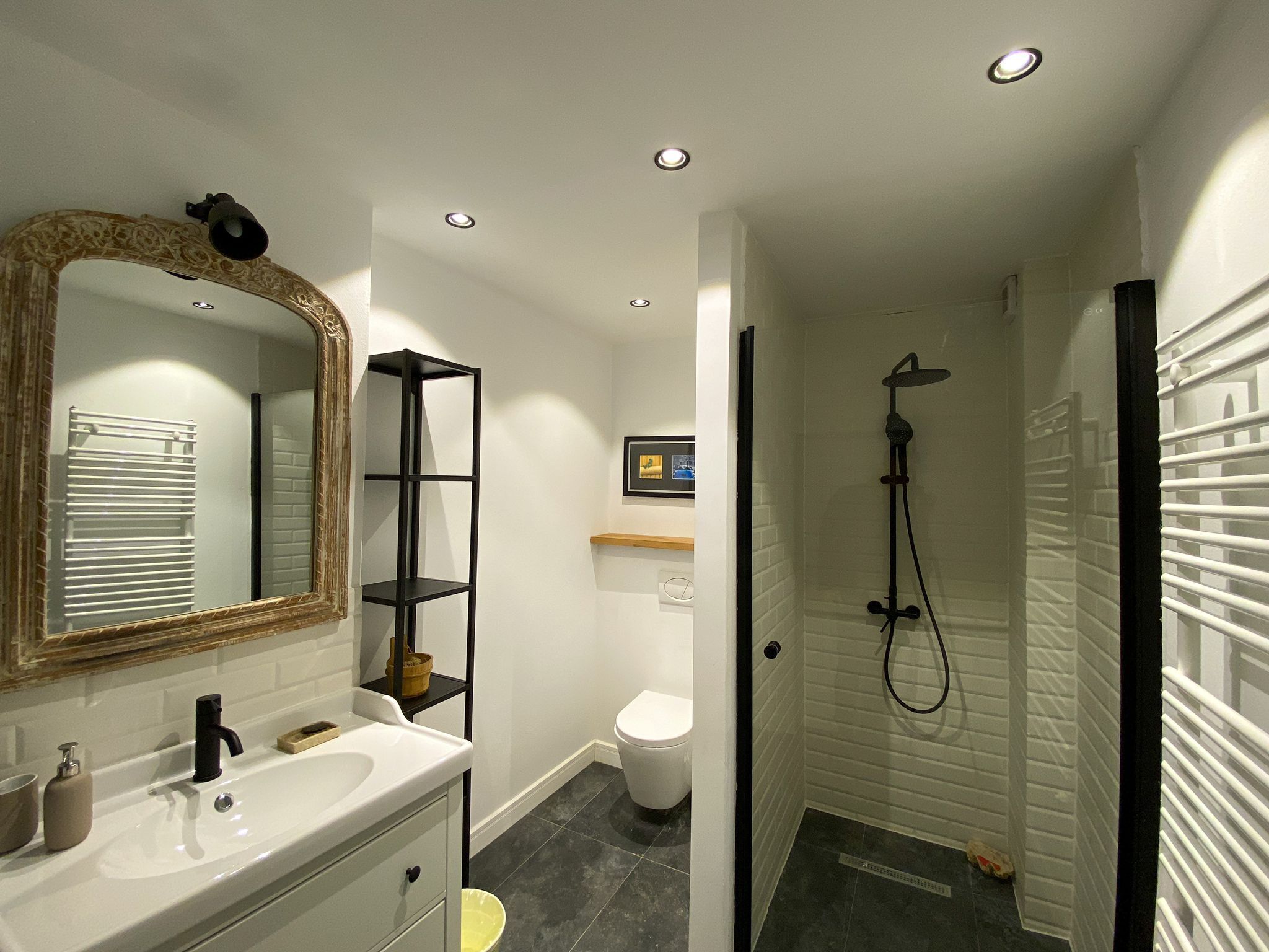 Douche, sèche-cheveux, serviettes fournies, savon