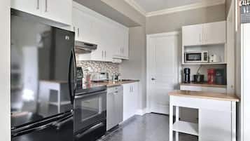 Réfrigérateur, plaque de cuisson, grille-pain