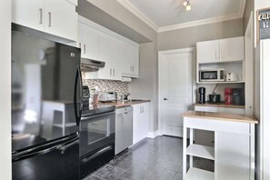 Kühlschrank, Herdplatte, Toaster