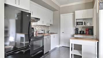 Geladeira, cooktop, torradeira