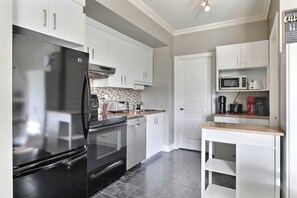 Kühlschrank, Herdplatte, Toaster