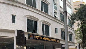 Um edifício de vários andares com uma placa que diz 
