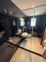 Shower, rainfall showerhead, free toiletries, slippers