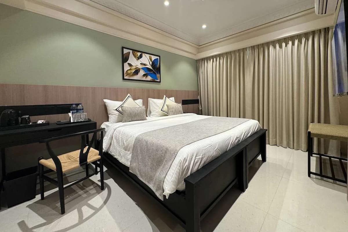 Premium Room | Desk, laptop workspace, soundproofing, iron/ironing board