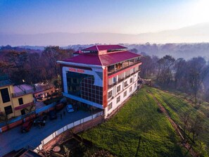 Vista frontal de la propiedad