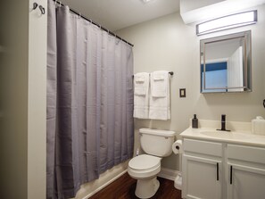 ヘアドライヤー、タオル、石鹸、トイレットペーパー