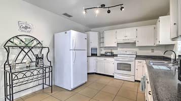 Microondas, horno, parrilla de estufa y lavavajillas