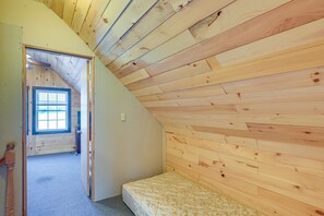 3 kamar tidur, ruang kerja ramah laptop, dan seprai linen