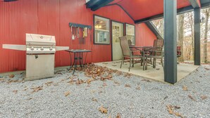 A red building with a barbecue grill, a table, and chairs outside. - Bunkhouse-style Studio in Elkins Near ATV Trails! (Combs)