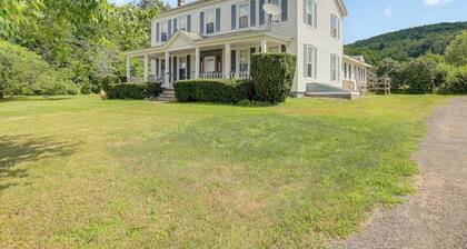 Pet-friendly Franklinville Farmhouse w/ Sunroom!