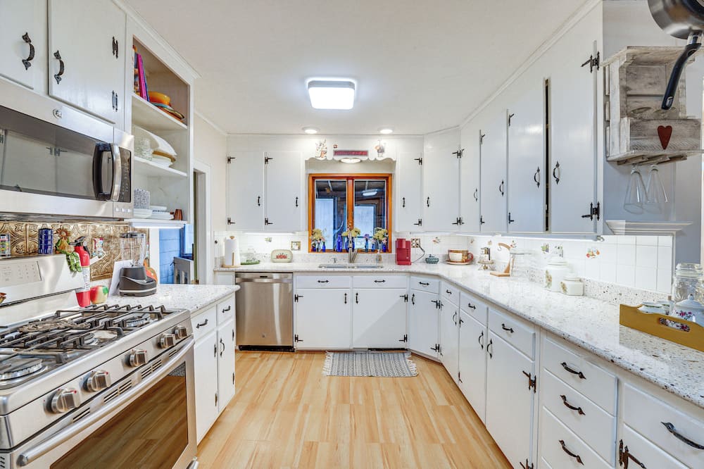 Pet-friendly Franklinville Farmhouse w/ Sunroom! - Bliss, NY