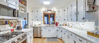 Pet-friendly Franklinville Farmhouse w/ Sunroom!