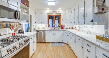 Pet-friendly Franklinville Farmhouse w/ Sunroom!