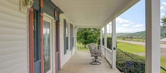 Pet-friendly Franklinville Farmhouse w/ Sunroom!