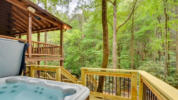 Outdoor spa tub - Luxurious Mountain Cabin w/ Chestatee River Access (Cleveland)