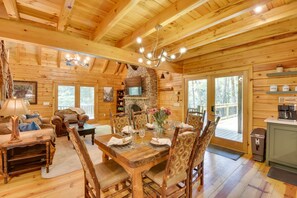 Dining - Luxurious Mountain Cabin w/ Chestatee River Access (Cleveland)