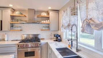 House (5 Bedrooms) | Interior