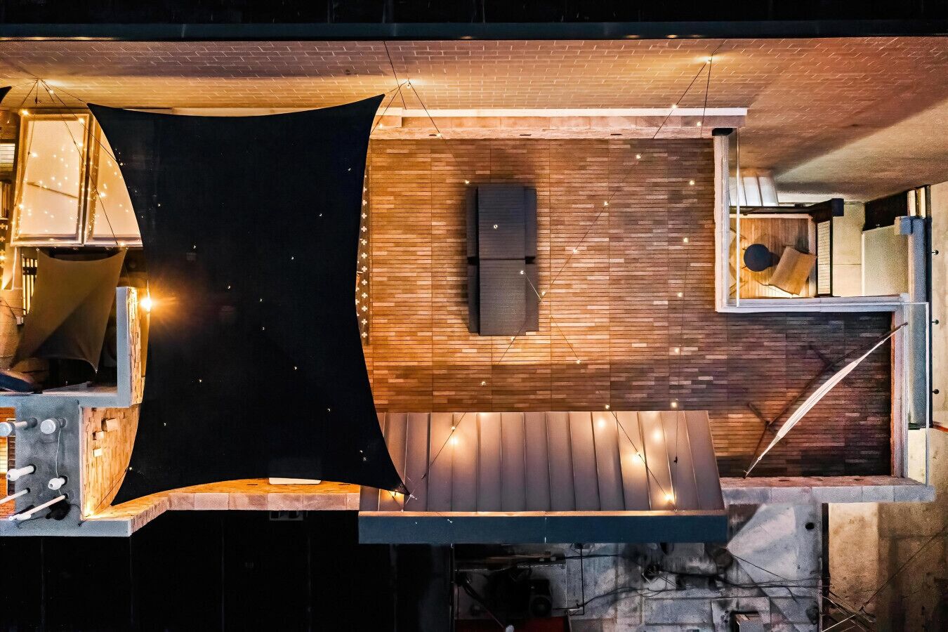Una cucina moderna con dettagli in legno, un'isola centrale e illuminazione a sospensione.