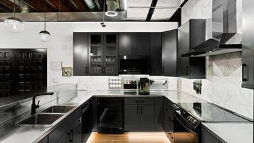 Jääkaappi, mikroaaltouuni, uuni, liesi