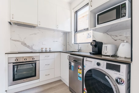 Refrigerador con freezer, microondas, horno, placa de cocina. Grace At Mosman - Service Apartments